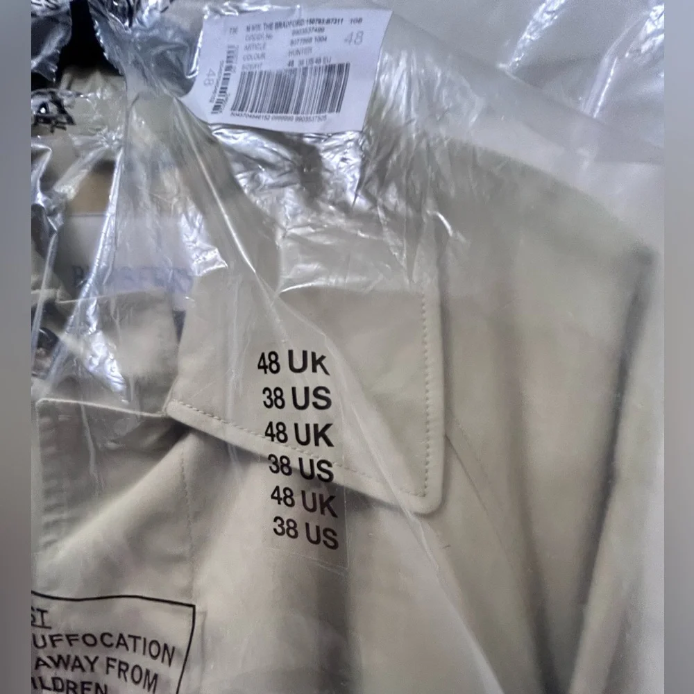 NEW WITH TAGS Burberry Beige Trench Coat with Yellow Lining US 38 - Picture 12 of 14